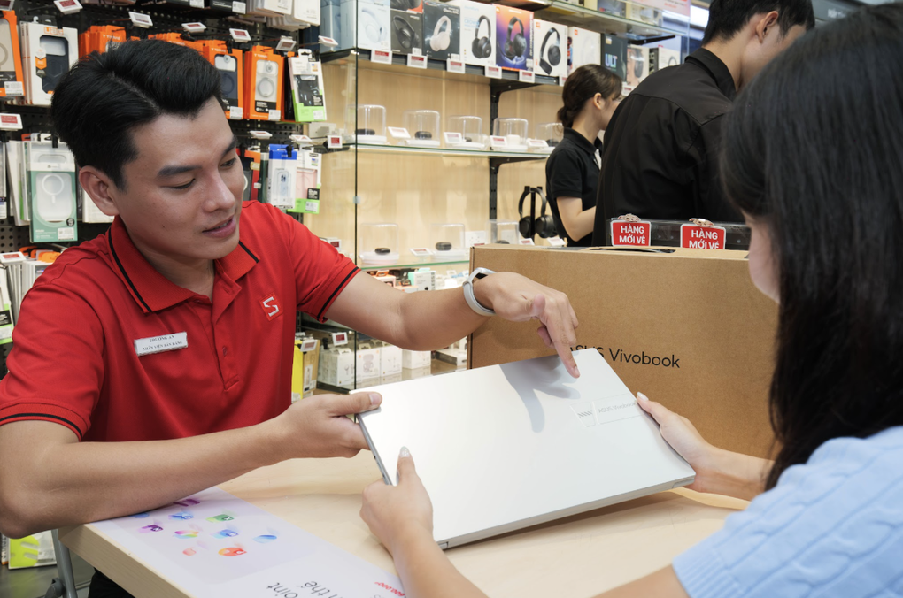 Nhân viên tư vấn các dòng laptop AI mới tại hệ thống CellphoneS. Ảnh: CellphoneS
